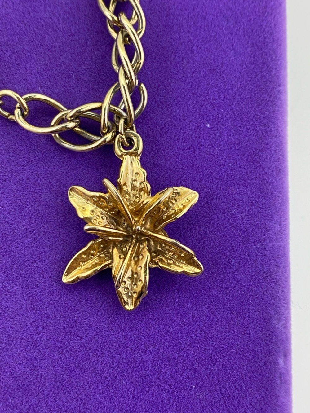 💛 Vintage Gold Plated Flower Charm Chain Bracelet - Picture 2 of 5
